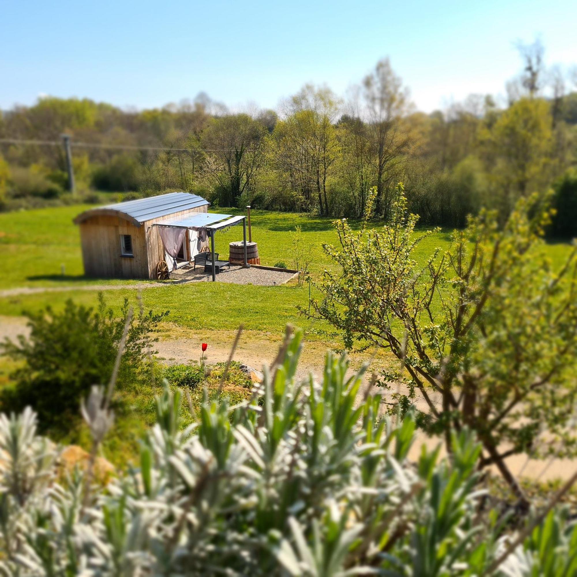 Les Milles Bottes Et Ses Roulottes Villa Encausse-les-Thermes Exterior photo